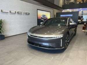 Sursa: Wikimedia Commons - Lucid Air Saudi Arabia Front 1.jpg